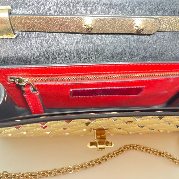 Valentino Garavani Rockstud Spike Wallet on Chain – Metallic Gold ✨ - Picture 7 of 9